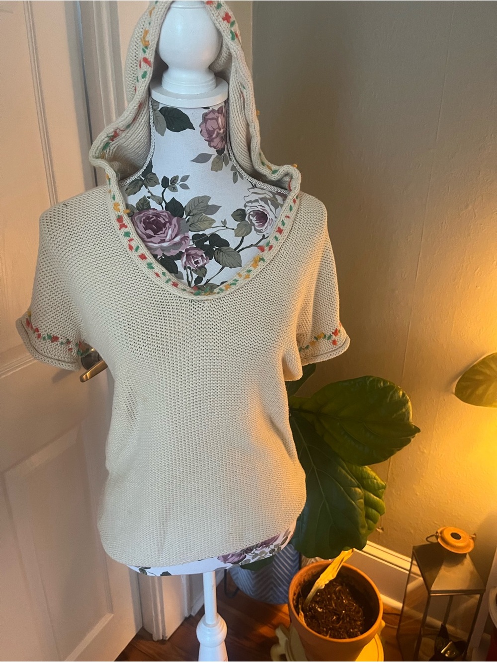 Vintage } Free People Cream Short-Sleeve Hooded Knit Sweater with embroidery